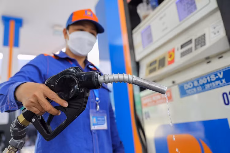 Giá bán lẻ tối đa với xăng E5 RON 92 là 19.180 đồng/lít; xăng RON 95 là 19.590 đồng/lít