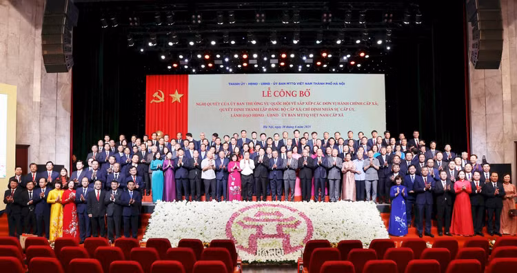 Chủ tịch nước Lương Cường chụp ảnh lưu niệm với các đồng chí lãnh đạo, nguyên lãnh đạo thành phố Hà Nội và lãnh đạo các xã, phường mới. Ảnh: HNM