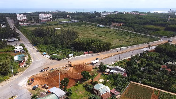 Hạ tầng Khu kinh tế Dung Quất đầu tư chưa đồng bộ đang làm chậm quá trình thu hút đầu tư vào khu kinh tế này. Ảnh: Lê Danh