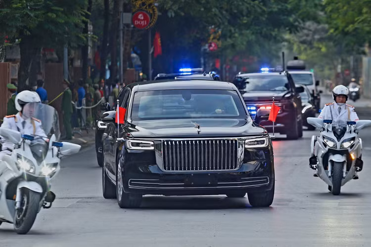 Đoàn xe chở Chủ tịch Trung Quốc Tập Cận Bình qua nút giao Nguyễn Thái Học - Chu Văn An năm 2023. Ảnh: Gia Chính