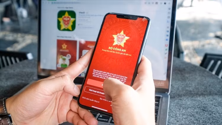 Bộ Công an cảnh báo thủ đoạn lừa đảo cài ứng dụng VNeID giả mạo
