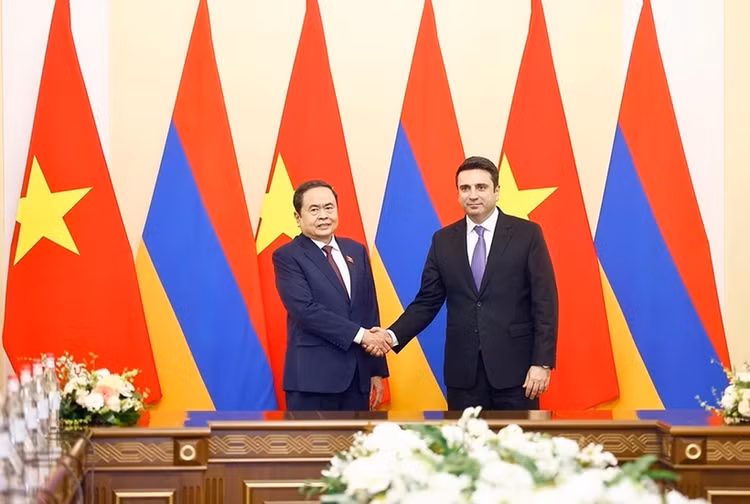 Chủ tịch Quốc hội Trần Thanh Mẫn và Chủ tịch Quốc hội Armenia Alen Simonyan chụp ảnh chung. Ảnh: TTXVN