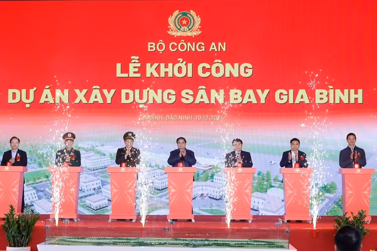 Thủ tướng Phạm Minh Chính và các đại biểu thực hiện nghi thức khởi công dự án xây dựng sân bay Gia Bình. Ảnh: VGP