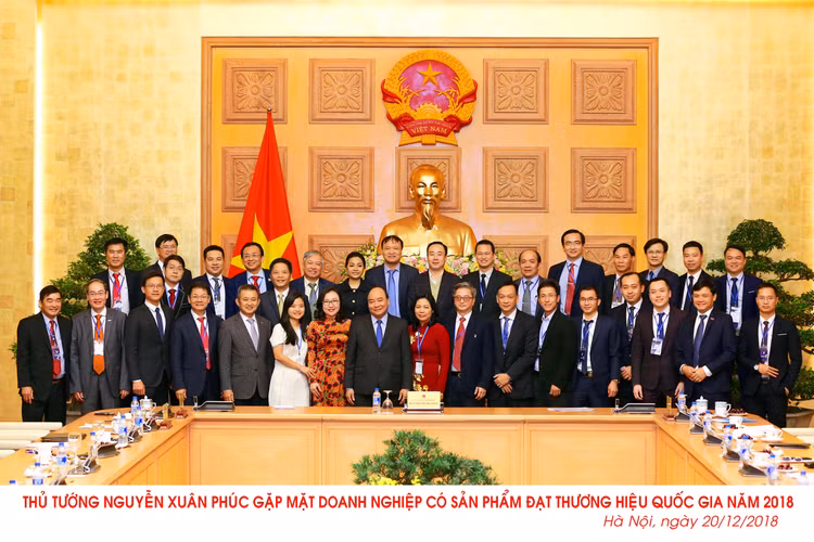Thủ tướng Nguyễn Xuân Phúc chụp ảnh lưu niệm cùng các doanh nghiệp