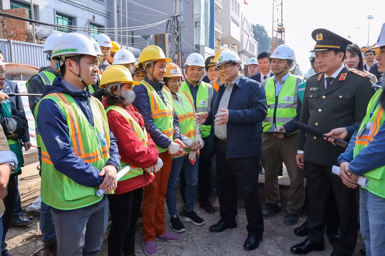 Thủ tướng yêu cầu chăm lo đời sống tinh thần, vật chất cho công nhân, người lao động đang thi công trên công trường, với tinh thần không để "cô đơn trên công trường"
