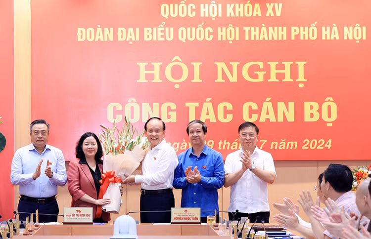 Các đại biểu chúc mừng bà Bùi Thị Minh Hoài nhận nhiệm vụ mới.