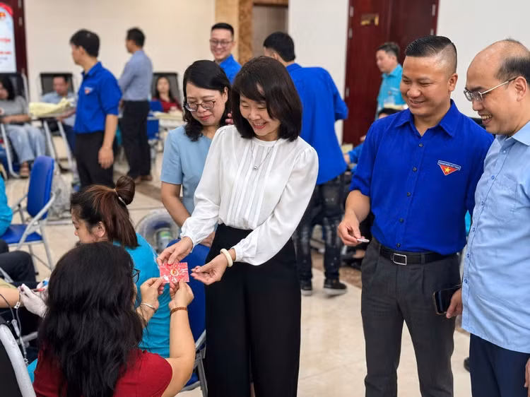 Ban tổ chức tặng quà, hỏi thăm cán bộ hiến máu tại chương trình. Ảnh: Linh Nguyễn