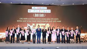 Ban tổ chức vinh danh các đơn vị đồng hành cùng ban tổ chức đóng góp vì sự phát triển ngành quỹ Việt Nam. Ảnh: Dũng Minh