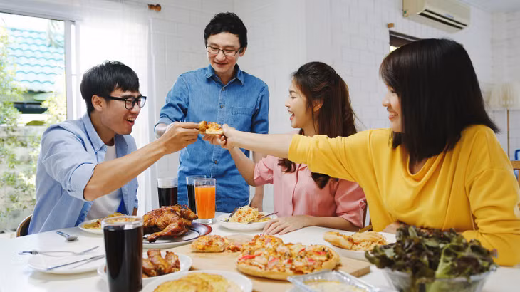 Dịp lễ này là lúc để hội họp bạn bè, quây quần cùng gia đình bên những bữa ăn ngon miệng, tận hưởng từng khoảnh khắc vui vẻ.