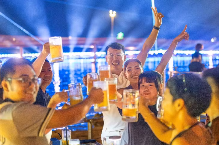 Thưởng thức bia tươi thượng hạng kết hợp show diễn đẳng cấp quốc tế tại nhà hàng Sun Bavaria GastroPub.