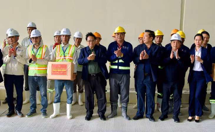 Thủ tướng tặng quà, biểu dương tinh thần làm việc của cán bộ công nhân viên Thủ tướng tặng quà, biểu dương tinh thần làm việc của cán bộ công nhân viên