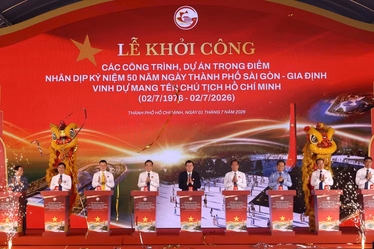 Các đại biểu và nhà đầu tư thực hiện nghi lễ khởi công các dự án trọng điểm