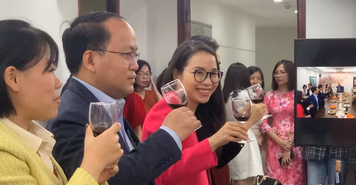 Lãnh đạo Trung tâm Đổi mới sáng tạo Quốc gia chúc Tết Báo Đấu thầu. Ảnh Lê Tiên