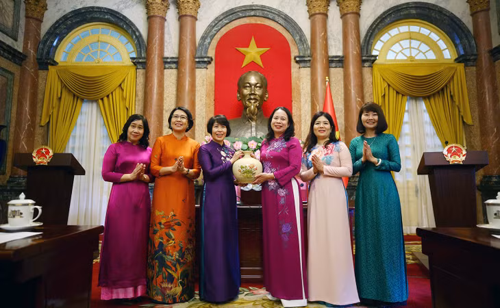 Phó Chủ tịch nước Võ Thị Ánh Xuân tặng quà cho Đoàn cán bộ nữ ngành Kế hoạch và Đầu tư