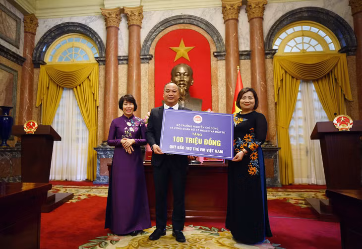 Chủ tịch Công đoàn Bộ Kế hoạch và Đầu tư Lê Thị Tường Thu trao 100 triệu đồng cho Quỹ Bảo trợ trẻ em Việt Nam