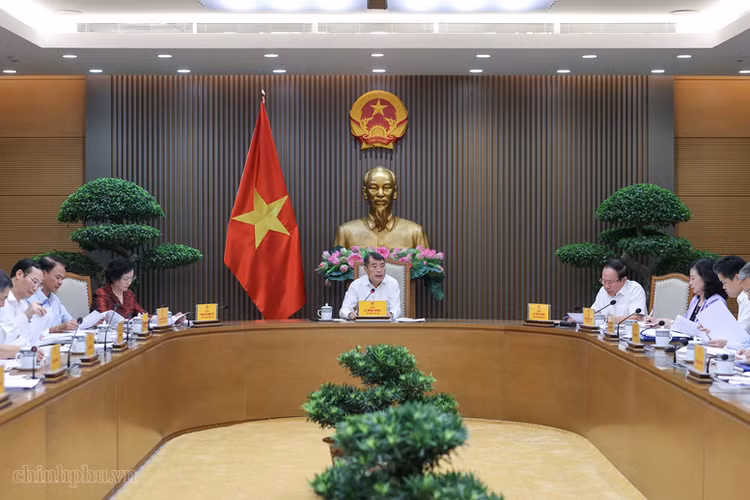 Thủ tướng Lê Minh Hưng chủ trì cuộc làm việc với Bộ Y tế và các bộ, ngành, cơ quan liên quan về dự án Luật sửa đổi, bổ sung một số luật trong lĩnh vực y tế - Ảnh: chinhphu.vn/Nhật Bắc