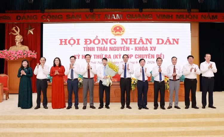 Ông Trần Văn Hậu (ôm hoa) được Lãnh đạo tỉnh Thái Nguyên tặng hoa, chúc mừng