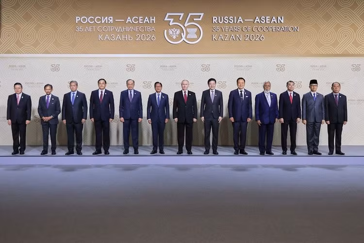 Tổng thống Liên bang Nga Vladimir Putin đón Trưởng đoàn các nước thành viên ASEAN - Ảnh: VGP/Nhật Bắc