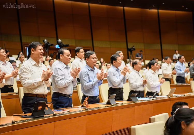 463/470 đại biểu có mặt tham gia biểu quyết tán thành thông qua Nghị quyết về chủ trương đầu tư Dự án đầu tư xây dựng đường Vành đai 5 - Vùng Thủ đô Hà Nội. Ảnh: chinhphu.vn/Nhật Bắc