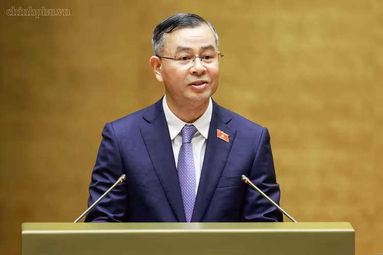 Bộ trưởng Bộ Tài chính Ngô Văn Tuấn báo cáo giải trình các ý kiến góp ý về Quy định cơ chế, chính sách đặc thù tháo gỡ khó khăn, vướng mắc trong việc thực hiện các dự án, công trình phục vụ Hội nghị cấp cao APEC 2027 tại đặc khu Phú Quốc, tỉnh An Giang - Ảnh: chinhphu.vn/Nhật Bắc