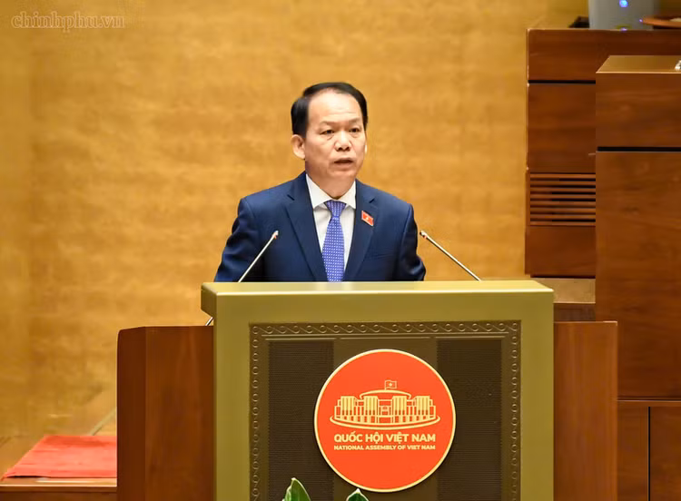 Bộ trưởng Bộ Tư pháp Hoàng Thanh Tùng trình bày Báo cáo tiếp thu, giải trình và chỉnh lý dự thảo Luật - Ảnh: chinhphu.vn/Nhật Bắc