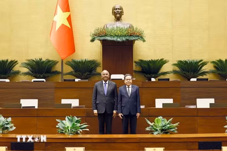 Chủ tịch Quốc hội Trần Thanh Mẫn cùng Chủ tịch Quốc hội Cộng hòa Côte d’Ivoire Patrick Achi tham quan Hội trường Diên Hồng nhà Quốc hội. (Ảnh: Doãn Tấn/TTXVN)