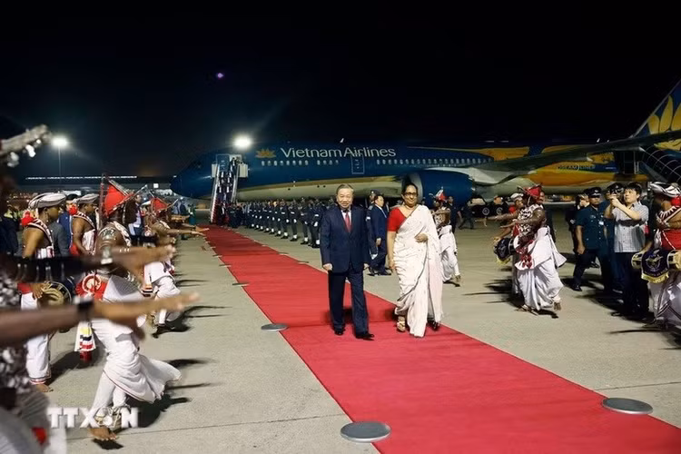 Tại sân bay, đội tiêu binh danh dự đứng dọc thảm đỏ và các nghệ sĩ Sri Lanka biểu diễn các điệu múa truyền thống chào mừng Tổng Bí thư, Chủ tịch nước Tô Lâm và Đoàn đại biểu cấp cao Việt Nam - Ảnh: TTXVN