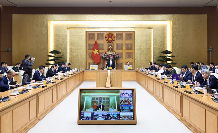 Thủ tướng Chính phủ Phạm Minh Chính chủ trì họp với các bộ, ngành, cơ quan Trung ương, trực tuyến với các địa phương về tình hình thực hiện "Chiến dịch Quang Trung" - Ảnh: VGP/Nhật Bắc