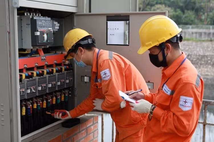 EVN khẩn trương rà soát, tính toán, tiết kiệm tối đa chi phí để có phương án giảm giá bán lẻ điện bình quân nhằm hỗ trợ, bảo đảm an sinh xã hội cho người dân, doanh nghiệp