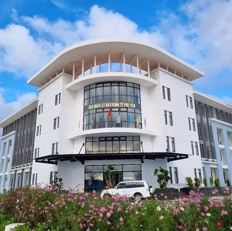 Ban Quản lý các khu kinh tế và các khu công nghiệp Đắk Lắk được thành lập trên cơ sở hợp nhất Ban Quản lý khu kinh tế Phú Yên, Ban Quản lý các khu công nghiệp tỉnh Đắk Lắk và Ban Quản lý khu nông nghiệp ứng dụng công nghệ cao Phú Yên