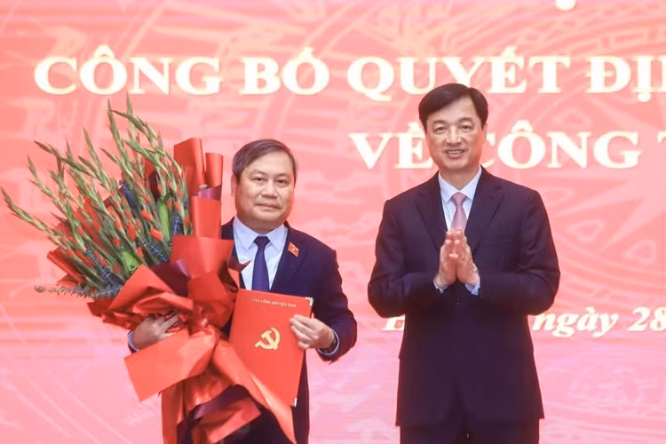 Ông Vũ Đại Thắng nhận quyết định làm Phó Bí thư Thành ủy Hà Nội.