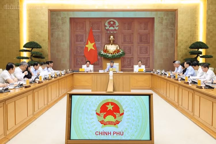 Thủ tướng Lê Minh Hưng chủ trì cuộc họp với các bộ ngành liên quan về dự án Luật Đất đai (sửa đổi), Luật Nhà ở (sửa đổi) và Luật Kinh doanh bất động sản (sửa đổi) - Ảnh: chinhphu.vn/Nhật Bắc
