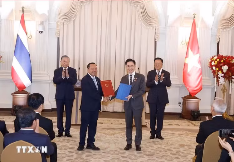Tổng Bí thư, Chủ tịch nước Tô Lâm và Thủ tướng Thái Lan Anutin Charnvirakul chứng kiến trao văn kiện Chương trình hành động triển khai quan hệ Đối tác Chiến lược toàn diện Việt Nam-Thái Lan giai đoạn 2026-2031 - Ảnh: TTXVN