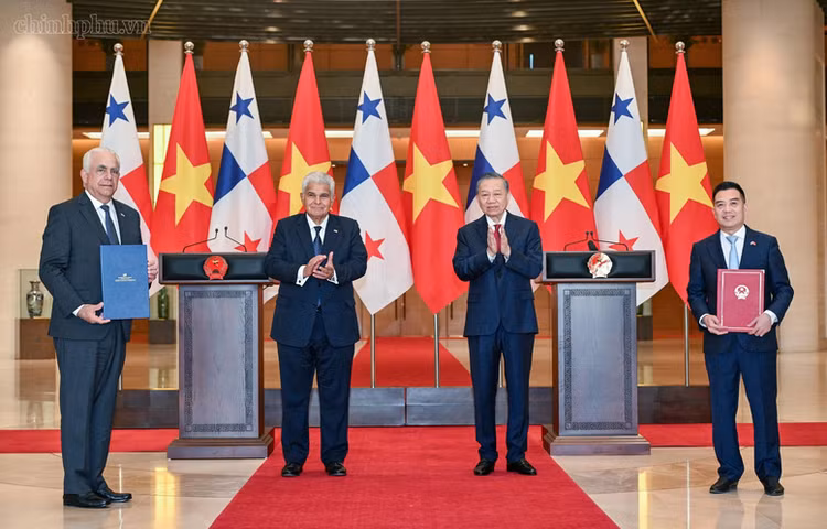 Tổng Bí thư, Chủ tịch nước Tô Lâm và Tổng thống Panama chứng kiến Lễ trao các văn kiện hợp tác - Ảnh: chinhphu.vn/Nhật Bắc