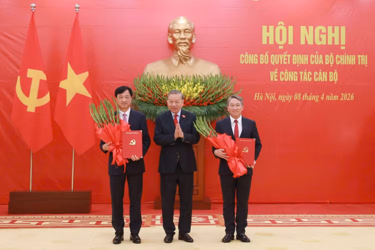 Tổng Bí thư, Chủ tịch nước Tô Lâm trao Quyết định của Bộ Chính trị và tặng hoa chúc mừng Trưởng ban Tổ chức Trung ương Nguyễn Duy Ngọc và Chánh Văn phòng Trung ương Đảng Nguyễn Hải Ninh - Ảnh: TTXVN