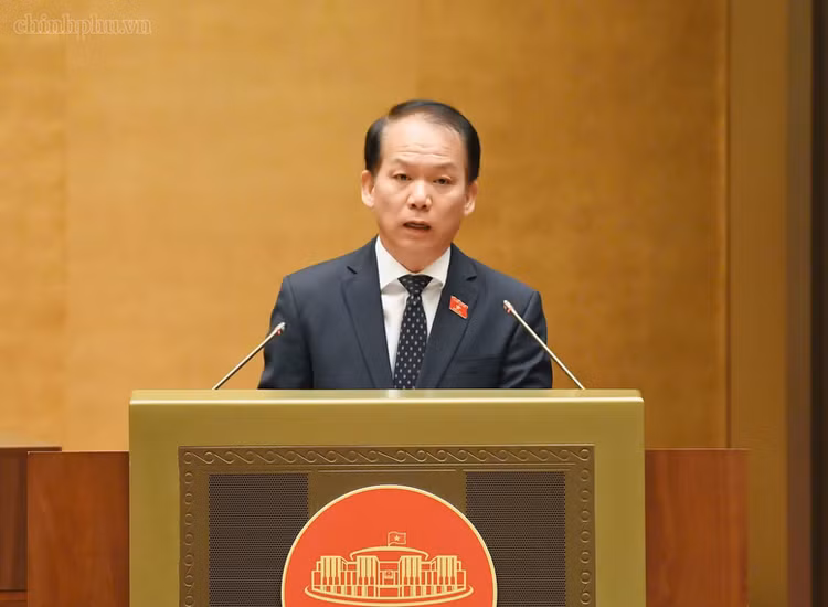 Bộ trưởng Bộ Tư pháp Hoàng Thanh Tùng trình bày Tờ trình về hai dự án Luật - Ảnh: chinhphu.vn/Nhật Bắc