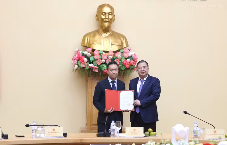 Phó Thủ tướng Thường trực Phạm Gia Túc trao Quyết định bổ nhiệm đồng chí Nguyễn Việt Sơn, Vụ trưởng Vụ Dầu khí và Than giữ chức vụ Thứ trưởng Bộ Công Thương - Ảnh: chinhphu.vn/Nguyễn Hoàng