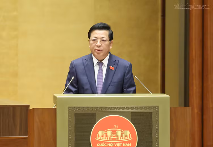 Bộ trưởng Bộ Xây dựng Trần Hồng Minh trình bày Tờ trình về định hướng chính sách sửa đổi Luật Nhà ở năm 2023 và Luật Kinh doanh bất động sản - Ảnh: chinhphu.vn/Nhật Bắc