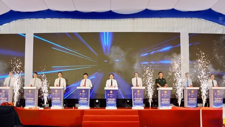 Các đại biểu thực hiện nghi thức khởi công Dự án đầu tư xây dựng hoàn chỉnh cao tốc CT.07 đoạn Hà Nội - Thái Nguyên - Chợ Mới - Ảnh: VGP/Thu Sa