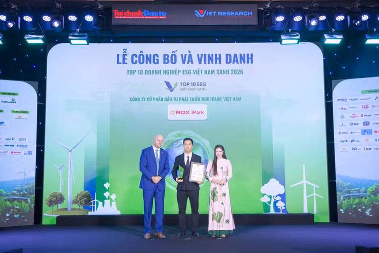 Đại diện ROX iPark tại Lễ vinh danh Top 10 Doanh nghiệp ESG Việt Nam Xanh 2026