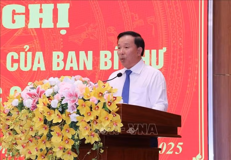 Đồng chí Nguyễn Văn Út phát biểu nhận nhiệm vụ.