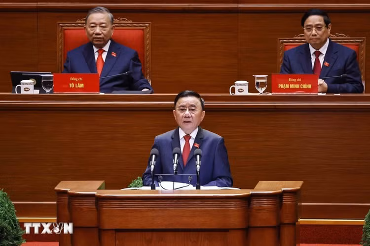 Đồng chí Trần Cẩm Tú, Ủy viên Bộ Chính trị, Thường trực Ban Bí thư trình bày Báo cáo kiểm điểm sự lãnh đạo, chỉ đạo của Ban Chấp hành Trung ương Đảng khóa XIII - Ảnh: TTXVN