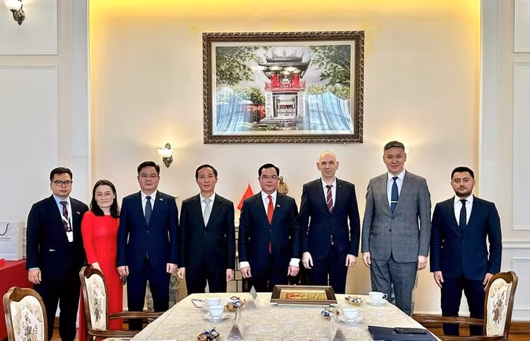 Phái đoàn hai nước chụp ảnh lưu niệm tại hội đàm - Ảnh: Bộ Dân tộc và Tôn giáo