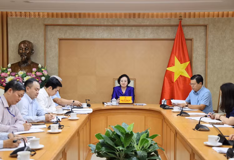 Phó Thủ tướng Phạm Thị Thanh Trà làm việc với Bộ Nội vụ về xây dựng Đề án cải cách chính sách tiền lương và bảo hiểm xã hội - Ảnh: chinhphu.vn/Thu Giang