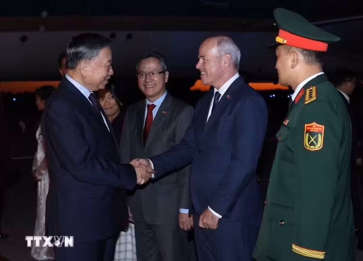 Quan chức Chính phủ Canada và cán bộ, nhân viên Đại sứ quán Việt Nam đón Tổng Bí thư, Chủ tịch nước Tô Lâm tại sân bay quốc tế Macdonald-Cartier, Ottawa - Ảnh: TTXVN
