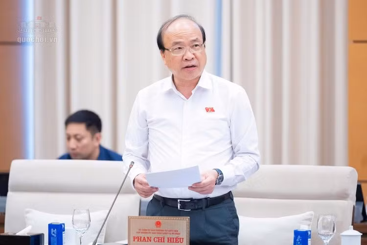 Chủ nhiệm Ủy ban Pháp luật và Tư pháp của Quốc hội Phan Chí Hiếu trình bày tóm tắt Tờ trình về dự kiến Chương trình lập pháp năm 2027.