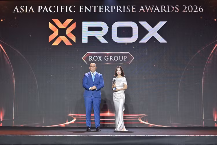 Bà Nguyễn Hải Hà, Giám đốc Truyền thông và Marketing ROX Group đại diện Tập đoàn nhận cup vinh danh “Thương hiệu truyền cảm hứng” 2026