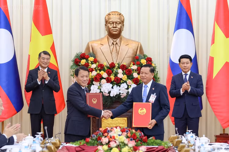 Thủ tướng Chính phủ Lào Saleumxay Kommasith và Thủ tướng Chính phủ Lê Minh Hưng chứng kiến các bộ, ngành, địa phương của hai nước trao các văn kiện hợp tác quan trọng - Ảnh: chinhphu.vn/Nhật Bắc