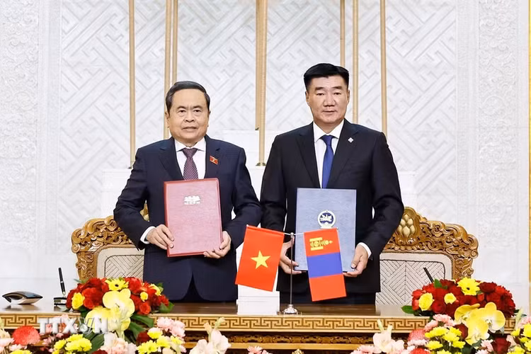 Chủ tịch Quốc hội Trần Thanh Mẫn và Chủ tịch Quốc hội Mông Cổ Sandag Byambatsogt ký kết Bản ghi nhớ hợp tác giữa Quốc hội Việt Nam và Quốc hội Mông Cổ - Ảnh: TTXVN