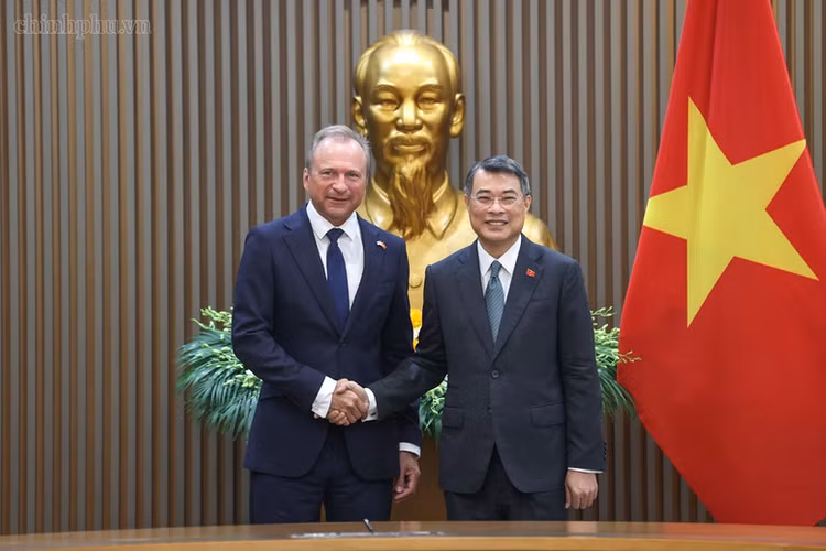 Thủ tướng Lê Minh Hưng tiếp Bộ trưởng Tài chính Luxembourg Gilles Roth - Ảnh: chinhphu.vn/Nhật Bắc